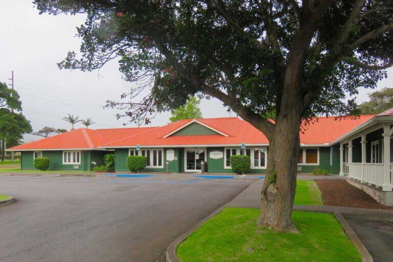 Exterior shot of the Queen's North Hawaii Primary Care Clinic